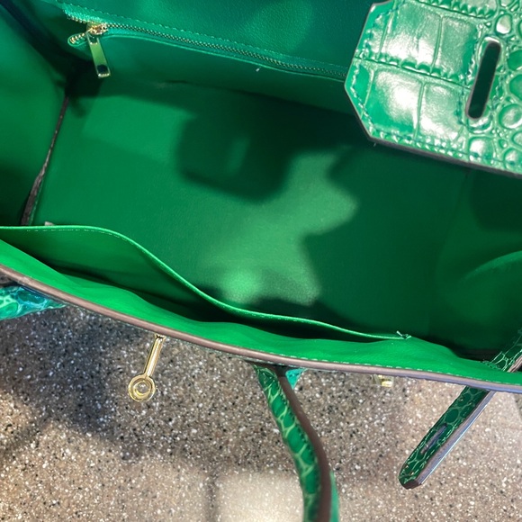 Vibrant Green Crocodile-Embossed Tote - Picture 5 of 8